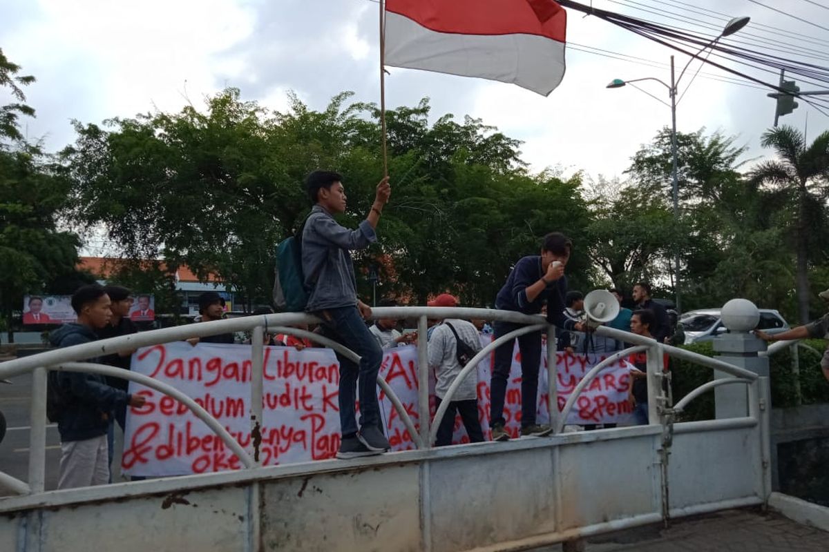 Sejumlah pengunjuk rasa berdemonstrasi di depan gedung DPRD Kota Bekasi sehubungan dengan polemik program Kartu Sehat berbasis Nomor Induk Kependudukan (KS-NIK), Rabu (18/12/2019).