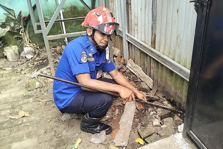 Setyo Adi Prastowo, mantan pemain Persekam Metro FC yang kini menjadi salah satu petugas pemadam kebakaran (Damkar) Kabupaten Malang.