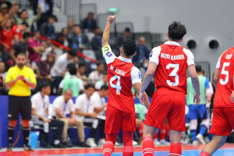 Selebrasi kapten timnas futsal Indonesia, Mochammad Iqbal setelah mencetak gol ke gawang Korea Selatan dalam ajang AFC Futsal ASIAN CUP 2026 pada Selasa (27/1/2026).  Indonesia berhasil menang atas Korea Selatan.