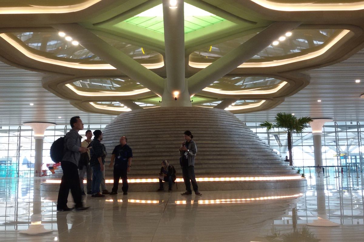 Artwork atau karya seni memenuhi semua sisi Bandar Udara Yogyakarta International Airport (YIA). Bentuknya ada diorama, relief hingga patung. Semuanya menunjukkan Yogyakarta.