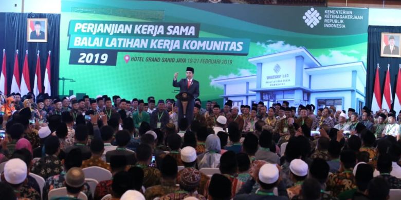 Presiden Joko Widodo saat memberikan sambutan dalam acara penandatanganan kerja sama antara Kementerian Ketenagakerjaan dengan pondok pesantren penerima bantuan BLK Komunitas untuk pesantren di Jakarta, Rabu (20/2/2019).