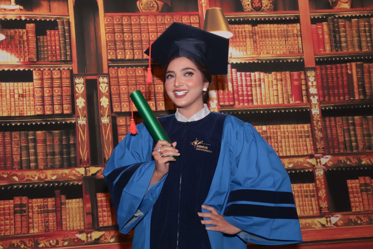 Penyanyi Ashanty Siddik saat ditemui usai wisuda di Plenary Hall, Jakarta Convention Centre, komplek Gelora Bung Karno, Senayan, Jakarta Pusat, Rabu (1/8/2018). 