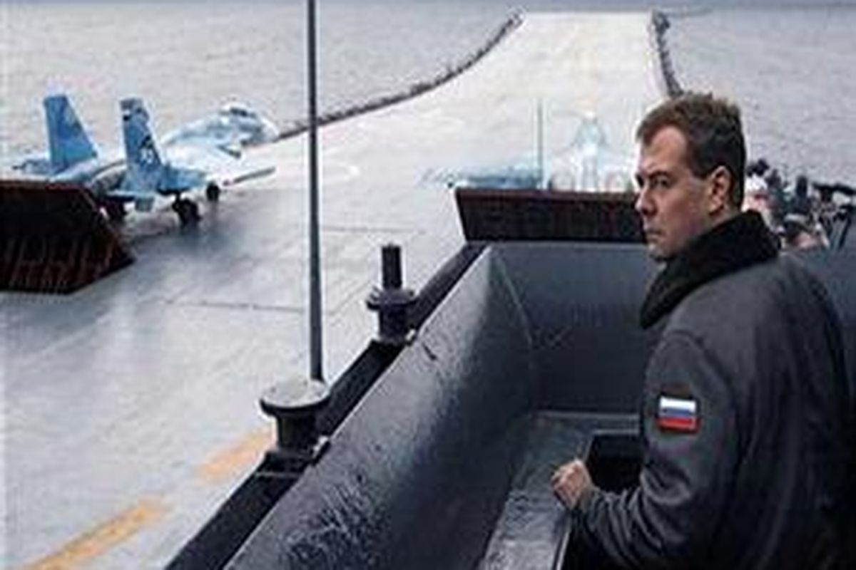 Presiden Rusia Dmitry Medvedev mengamati landasan pesawat di atas kapal induk Admiral N.Kuznetsov yang tengah berada di Laut Barents selama latihan perang 'Stabilitas 2008' di luar Murmansk, 11 Oktober 2008. 