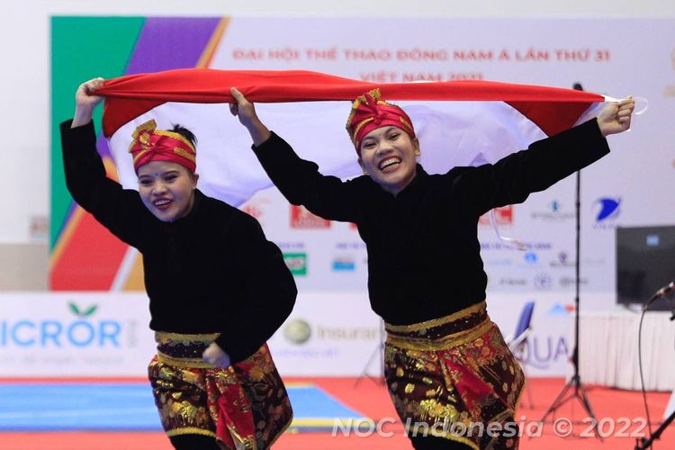 Riska Hermawan dan Ririn Rinasih setelah memastikan medali emas nomor seni ganda putri cabang olahraga (cabor) pencak silat dalam pertandingan final di Bac Tu Liem Sport Center, Hanoi, Vietnam, Rabu (11/5/2022). 