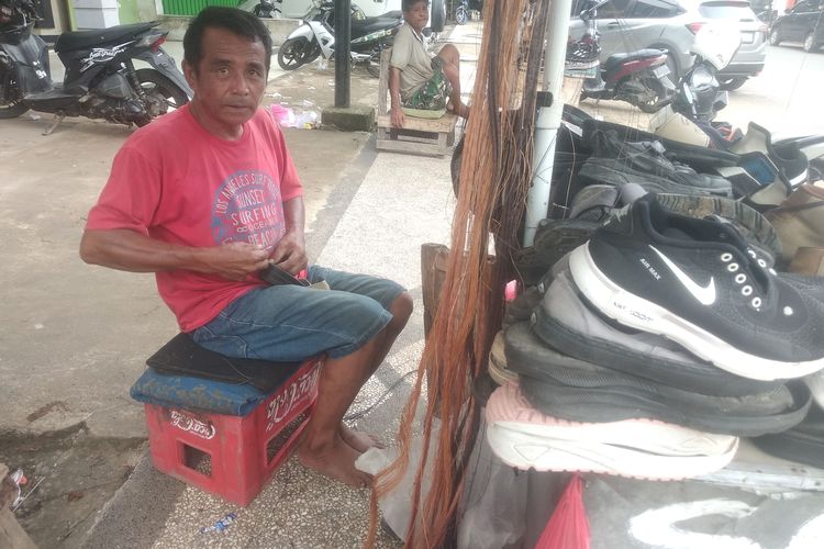 Perjuangan Tukang Sol Sepatu di Bima Rawat Mimpi Bangun Rumah