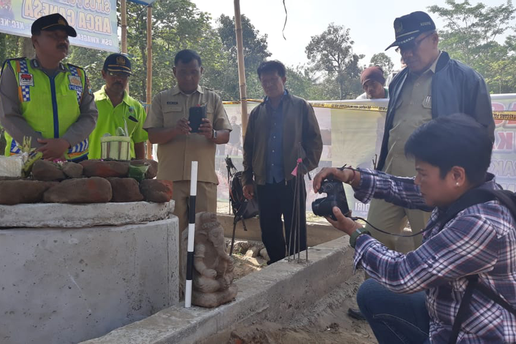 Tim BPCB memeriksa patung Ganesha yang ditemukan di Kediri, Jawa Timur, Selasa (18/6/2019).
