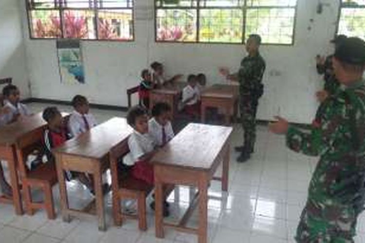 Tampak anggota Batalyon Infantri Mekanis 411/Pandawa sementara mengajar para siswa di SD Negeri Impres Mosso, Distrik Muara Tami, Jayapura. 
