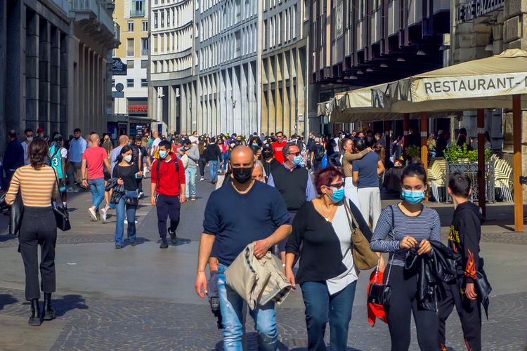 Ilustrasi penduduk Italja mengenakan masker.