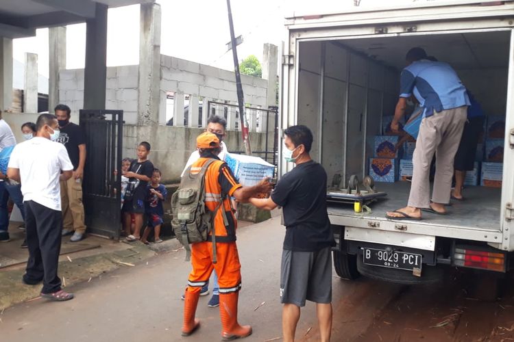 Paket sembako disalurkan bagi warga di Kelurahan Pekayon, Pasar Rebo, Jakarta Timur, Kamis (30/4/2020). 
