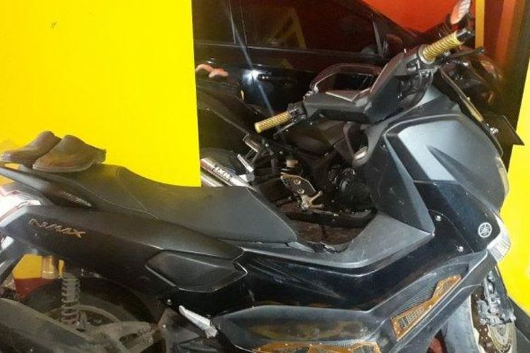Motor Yamaha NMAX milik Andry Satrio Panjaitan yang ditemukan dalam keadaan jatuh di Jalan Kenanga I, Pasar Rebo, Jakarta Timur.