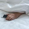 Apa yang Terjadi Jika Sering Tidur Dekat HP? Ini Penjelasan Pakar