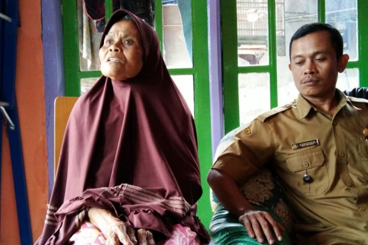 Kosiah (69) saat didampingi Kepala Desa Celak, Komarudin saat ditemui di Kampung Sukamenak, Desa Celak, Kecamatan Gununghalu, Kabupaten Bandung Barat, Jawa Barat, Selasa (10/10/2017)