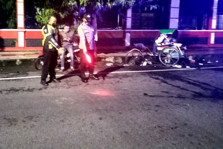 Polisi menunjukkan lokasi kecelakaan lalu lintas di Jalan Tanjung, Kota Blitar yang mengakibatkan seorang pengayuh becak meninggal dunia, Minggu (13/11/2022)