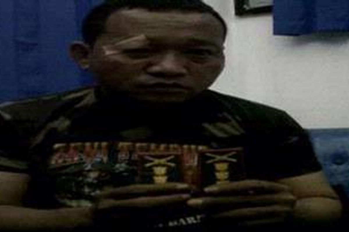 Abdul Malik (36), warga Palebon Pedurungan, Semarang, Selasa (22/1/2013) wajahnya babak belur dihajar massa. Berkedok sebagai anggota Kopassus, makelar tanah ini hampir memperdayai perempuan. 