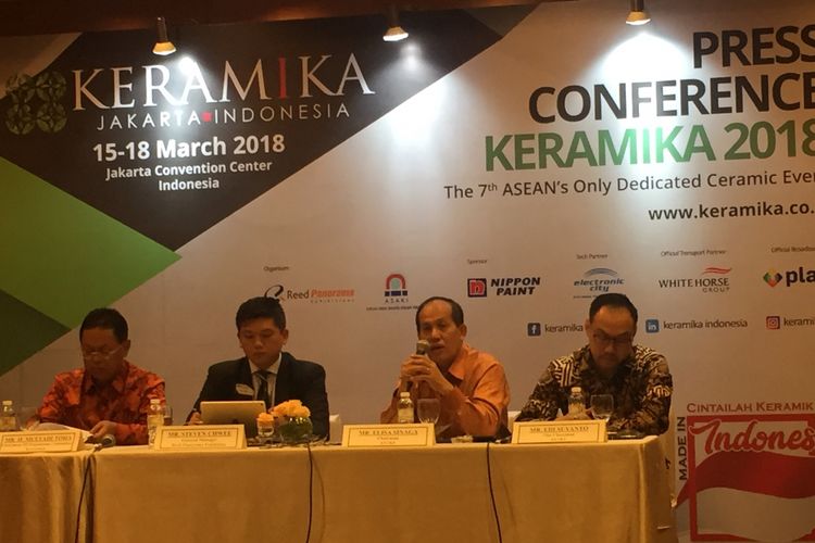 Asosiasi Aneka Industri Keramik Indonesia (ASAKI) Elisa Sinaga (kedua dari kanan) memberikan keterangan di Jakarta, Rabu (28/2/2018).