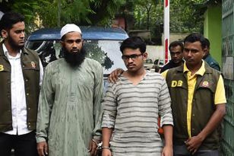 Polisi Banglades, Jumat (14/8/2015), memamerkan dua tersangka pembunuh bloger Niloy Chakrabarti, Masum Rana (berjenggot) dan Saad al-Nahid di ibu kota Dhaka.