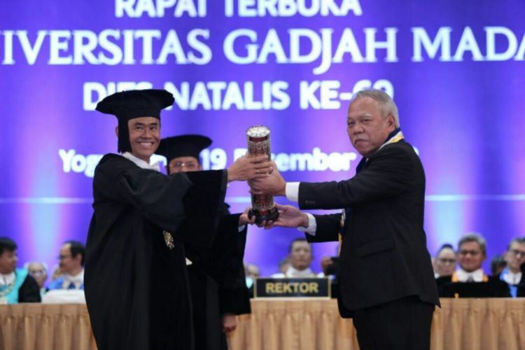 Rektor UGM Panut Mulyono saat memberikan anugerah Hamengku Buwono IX Award kepada Menteri PUPR Basuki Hadimuljono 