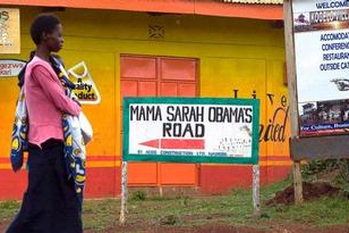 Nama nenek tiri Barack Obama diabadikan menjadi nama salah satu jalan di Desa Kogelo, Kenya.