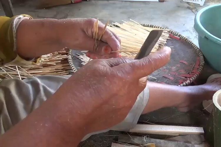 Proses meruncingkan tusuk sate, yang dilakukan oleh Karmini (63) salah seorang wanita pembuat tusuk sate di Deda Kutawaringin, Kecamatan Kutawaringin, Kabupaten Bandung, Jawa Barat,  Kamis (13/6/2024).