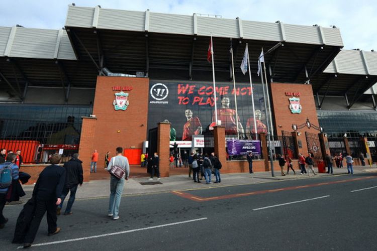 Suasana pintu gerbang tribune The Kop Stadion Anfield, Liverpool, Inggris, pada 20 Oktober 2012.