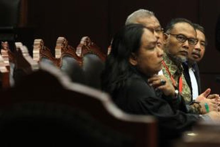 Wakil Ketua nonaktif Komisi Pemberantasan Korupsi (KPK) Bambang Widjojanto (dua kanan) mengikuti sidang uji materi pasal 32 UU KPK di Mahkamah Konstitusi, Jakarta, Selasa (23/6/2015). Bambang meminta MK untuk membatalkan pasal 32 ayat 1 dan 2 UU KPK karena merugikan para pimpinan KPK.
