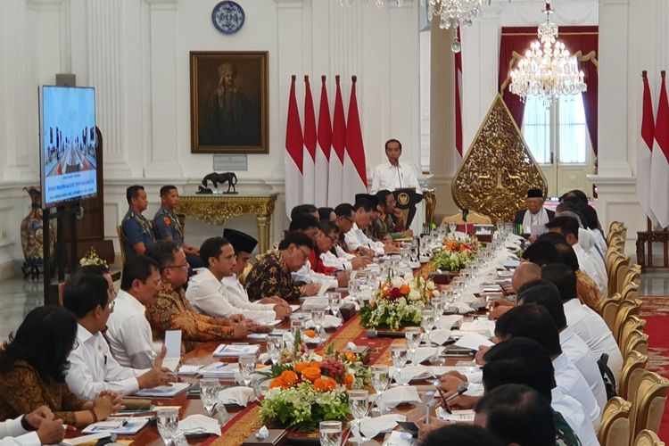 Presiden Joko Widodo mengingatkan kepada jajarannya tak ada visi misi menteri, yang ada hanya visi misi presiden dan wakil presiden. Hal itu disampaikan Jokowi saat membuka rapat kabinet paripurna di Istana Merdeka, Jakarta, Kamis (24/10/2019).   Ini adalah rapat pertama yang digelar di era Jokowi-Maruf.