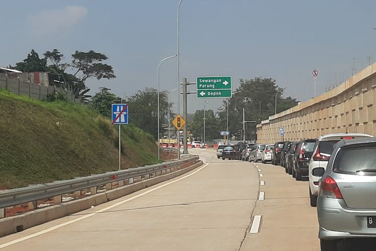 Jalan keluar setelah Gerbang Tol Sawangan 1 yang merupakan bagian dari Jalan Tol Depok-Antasari (Desari).