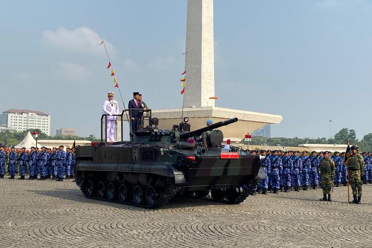 Presiden Joko Widodo alias Jokowi didampingi Panglima TNI Laksamana Yudo Margono di atas tank Marinir TNI AL, BMP-3F saat HUT ke-78 TNI di Monumen Nasional (Monas), Jakarta Pusat, Kamis (5/10/2023).