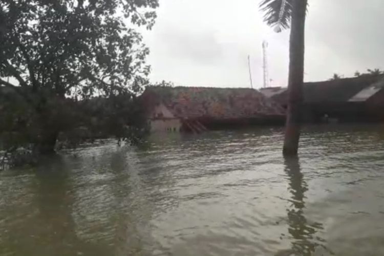 Banjir di Desa Karangligar, Kecamatan Telukjambe Barat, Karawang, Jawa Barat pada Rabu (1/3/2023).