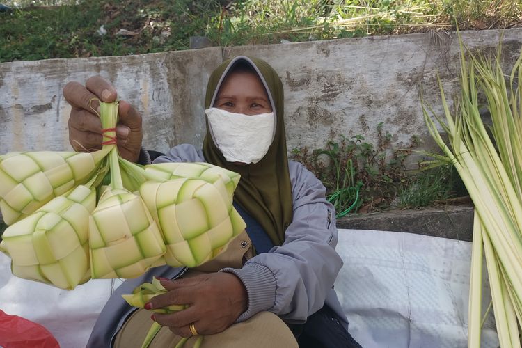 Cerita Ratna Penjual Kulit Ketupat di Jambi: Sudah Bagian Hidup Saya