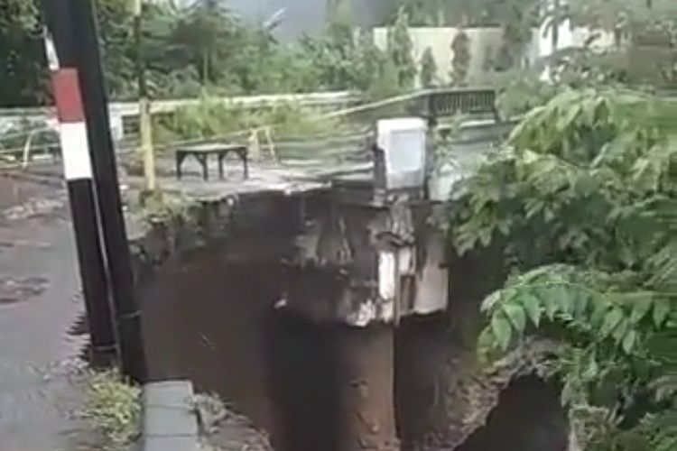 Dari postingan video dari akun Instagram @info_malang terlihat akses Jembatan Lembah Dieng, Kota Malang, Jawa Timur ditutup total setelah ambrol tergerus longsor tadi sore (5/4/2022). 