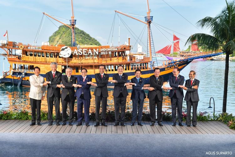 Presiden Joko Widodo bersama para pemimpin negara blok Asia Tenggara (ASEAN) melakukan foto bersama sesaat sebelum membuka Konferensi Tingkat Tinggi (KTT) ASEAN ke-42 di Hotel Meruorah Komodo, Labuan Bajo, Nusa Tenggara Timur (NTT), Rabu (10/5/2023). 