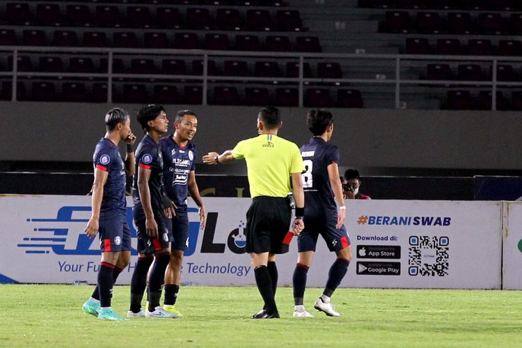 Pemain Arema FC Dendi Santoso mendapatkan kartu merah seusai melanggar pemain Persebaya Surabaya pada pertandingan pekan 11 Liga 1 2021-2022 yang berakhr dengan skor 2-2 di Stadion Monahan Solo, Sabtu (6/11/2021) malam.