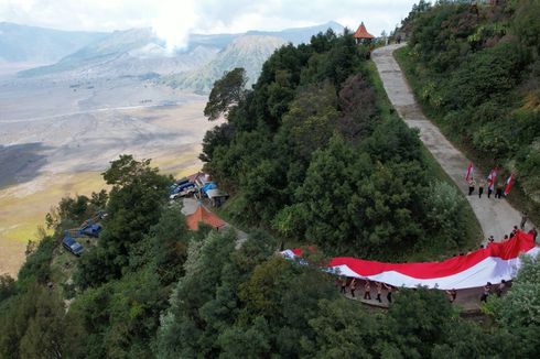 Bendera Raksasa Dibentangkan di Seruni Point Bromo, Ini Pesan Plt Bupati Probolinggo