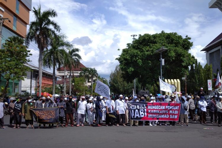 Demonstran menggelar aksi turun ke jalan di depan patung kuda Universitas Diponegoro, Jalan Pahlawan Semarang, Jumat (30/10/2020).