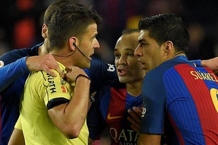 Wasit Jesus Gil mengusir Luis Suarez saat Barcelona melawan Atletico Madrid pada partai semifinal kedua Copa del Rey di Stadion Camp Nou, Selasa (7/2/2017).