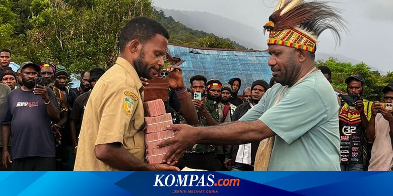 Plt Bupati Nduga Salurkan Dana Desa Rp 4 Miliar untuk 2 Distrik