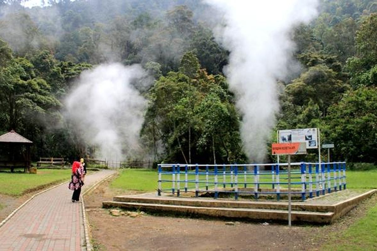 Wisatawan melewati sisi Kawah Kereta yang termasuk di area Taman Wisata Alam Kawah Kamojang, Desa Laksana, Kecamatan Ibun, Kabupaten Bandung, Jawa Barat, Jumat (30/9/2016). Di Kawah Kereta, wisatawan bisa mendengar suara kawah seperti bunyi kereta api.