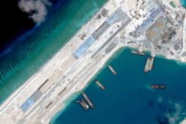 Foto-foto satelit menunjukkan Cina membangun lapangan udara di di Fiery Cross Reef yang masuk dalam kawasan Kepulauan Spratly yang disengketakan. 