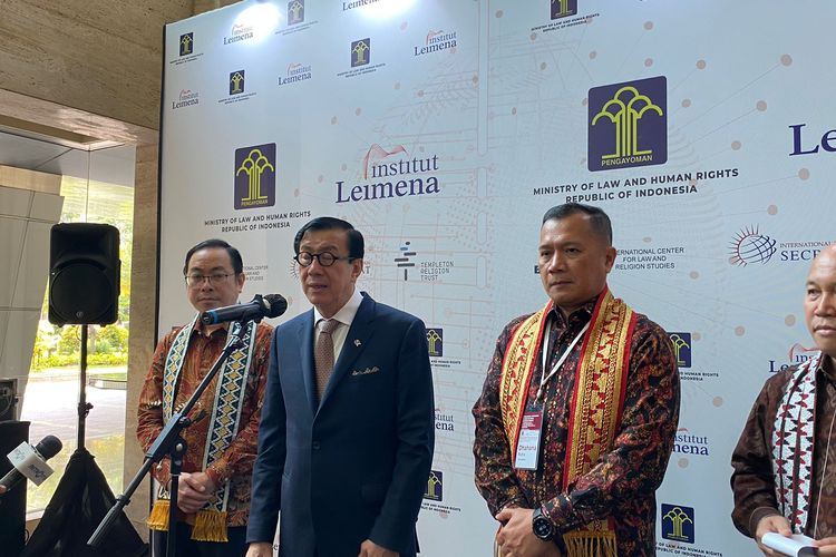 Menteri Hukum dan Hak Asasi Manusia (HAM) Yasonna Laoly menghadiri acara Institut Leimena di Hotel Indonesia Kempinski, Jakarta Pusat, Senin (13/11/2023). 