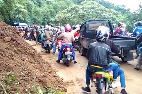 Longsor, Jalur Padang-Solok Macet Total