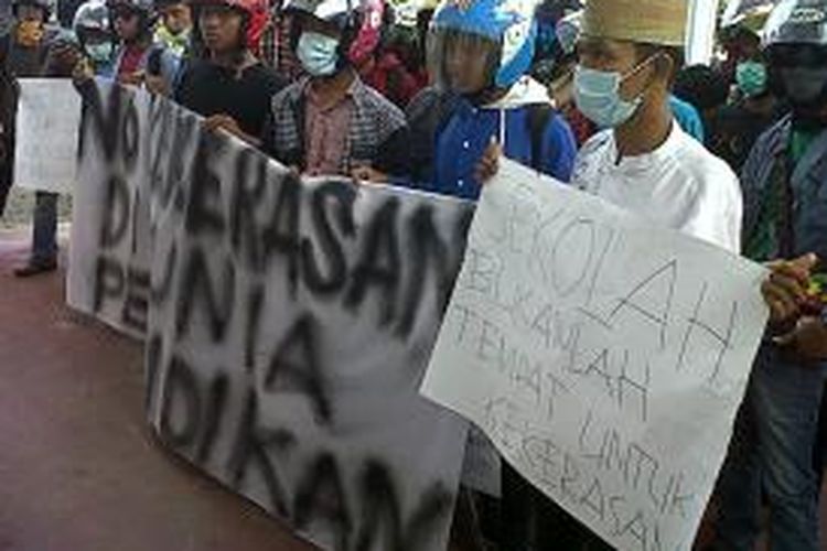 Ratusan mahasiswa di Kabupaten Bone, Sulawesi Selatan berunjukrasa menuntut agar sistem pendidikan lebih memihak kepada kemanusian dan tidak menindas para siswa. Senin, (16/09/2013).