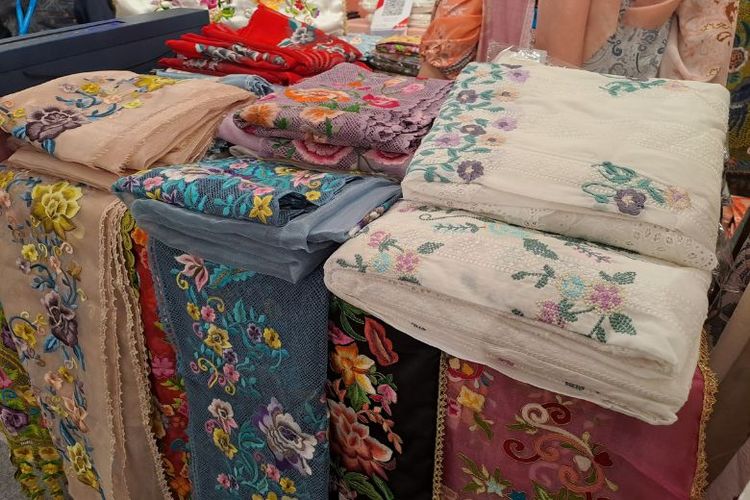 Salah satu produk unggulan brand UMKM "Sulaman Ade" adalah selendang bordir tangan yang membutuhkan waktu pengerjaan sekitar satu bulan untuk satu item. Produk ini dijual dengan harga sekitar Rp 4,5 juta per potong, mencerminkan nilai seni dan kerja keras para perajinnya.