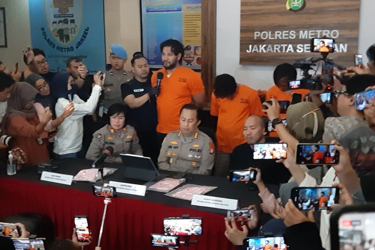 Aktor peran Ammar Zoni berseragam oranye setelah ditangkap polisi karena kasus dugaan penyalahgunaan narkoba di Polres Metro Jakarta Selatan.
