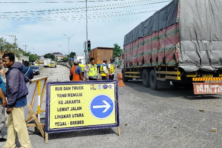 Truk yang melintas dari arah timur atau Semarang- Jakarta akhirnya kembali dialihkan melewati Jalingkut di Kota Tegal, Jawa Tengah setelah dilakukan rekayasa lalu lintas oleh Satlantas Polres Tegal Kota, Senin (18/3/2024). 