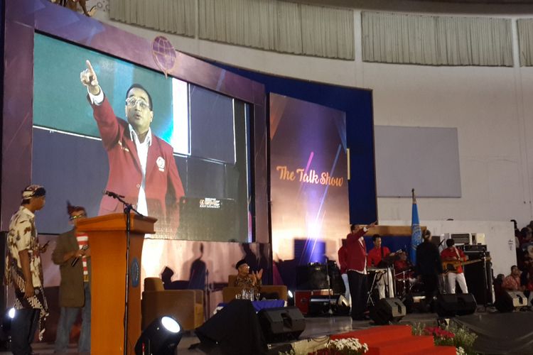 Menteri Perhubungan Budi Karya Sumadi saat menyanyikan lagu Dia oleh Anji dalam talk show di Hall Dome Universitas Muhammadiyah Malang (UMM), Jumat (30/11/2018)