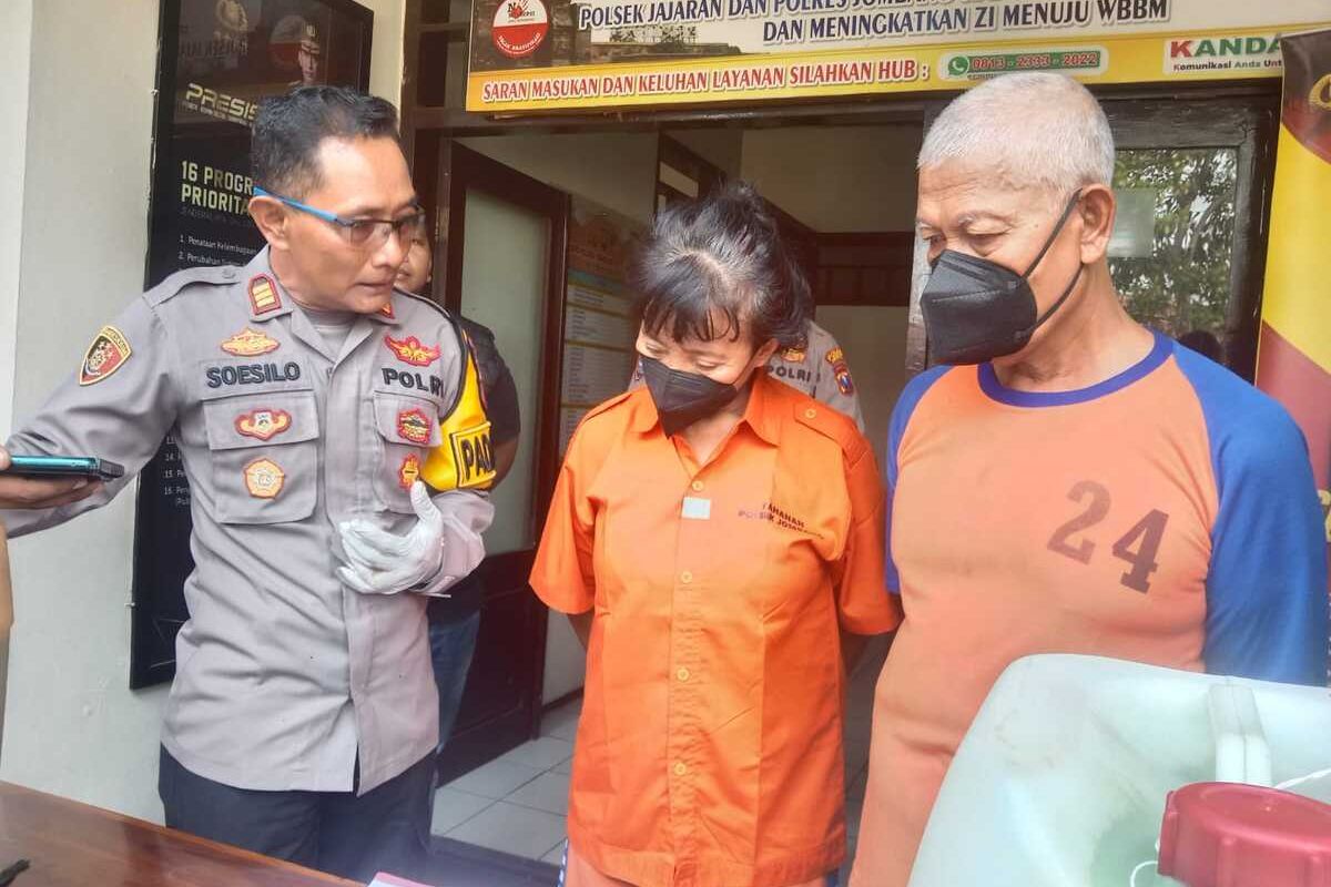 Dua tersangka pembelian BBM bersubsidi secara ilegal ditangkap dan digelandang Kepolisian Sektor (Polsek) Jombang Kota, Kabupaten Jombang, Jawa Timur, Kamis (14/11/2024).
