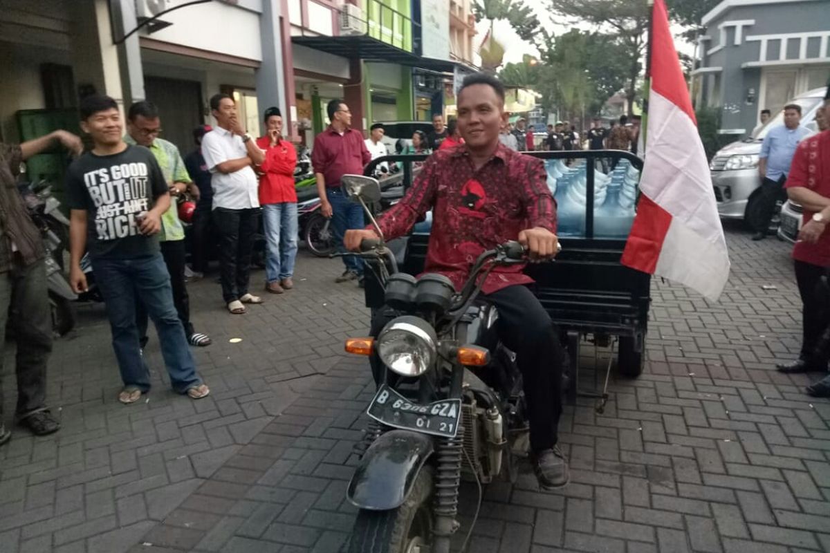 Yusrianto saat mengembalikan formulir pendaftaran bakal calon wali kota Tangerang Selatan ke DPC PDI-P, Selasa (17/9/2019). Dalam pengembalian formulir dengan cara unik yang membawa gerobak motor berisikan galon kosong 