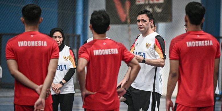 Pelatih Timnas Futsal Indonesia Hector Souto (kedua kanan) memberikan arahan kepada anak asuhnya saat sesi latihan di Tifosi Sport Center, Jakarta, Jumat (28/11/2025). Timnas Futsal Indonesia resmi memanggil 20 pemain untuk mengikuti pemusatan latihan jelang SEA Games 2025 di Thailand yang berlangsung pada 9-20 Desember 2025. ANTARA FOTO/Fauzan/rwa.