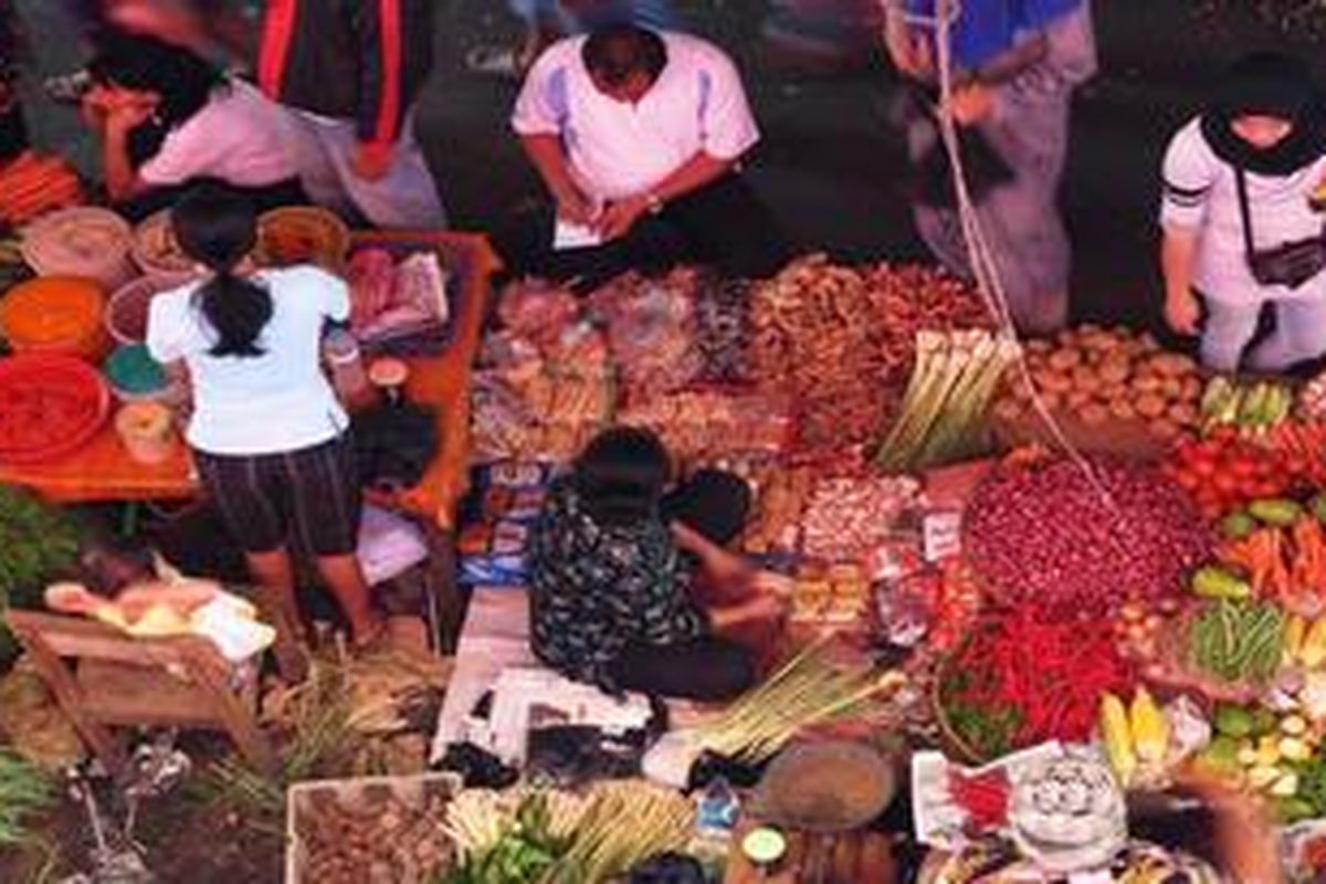Pedagang sayuran di Pasar Kebayoran Lama, Jakarta Selatan, Selasa (19/6/2012). Pemerintah secara resmi menutup Pelabuhan Tanjung Priok sebagai pintu masuk impor hortikultura kecuali untuk negera bersertifikat Country Recognized Agreement yaitu Amerika Serikat, Australia, dan Kanada. Impor hortikultura dari negara lain hanya diperbolehkan lewat Pelabuhan Belawan Medan, Pelabuhan Tanjung Perak Surabaya, Pelabuhan Makassar, serta Bandara Soekarno-Hatta.  